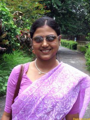 Abitha Aunty_18.jpg Cute Abitha Aunty Saree Candid Panties and Nudes